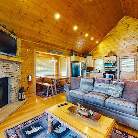 Little Black Bear Retreat Пиджен Фордж Екстериор снимка